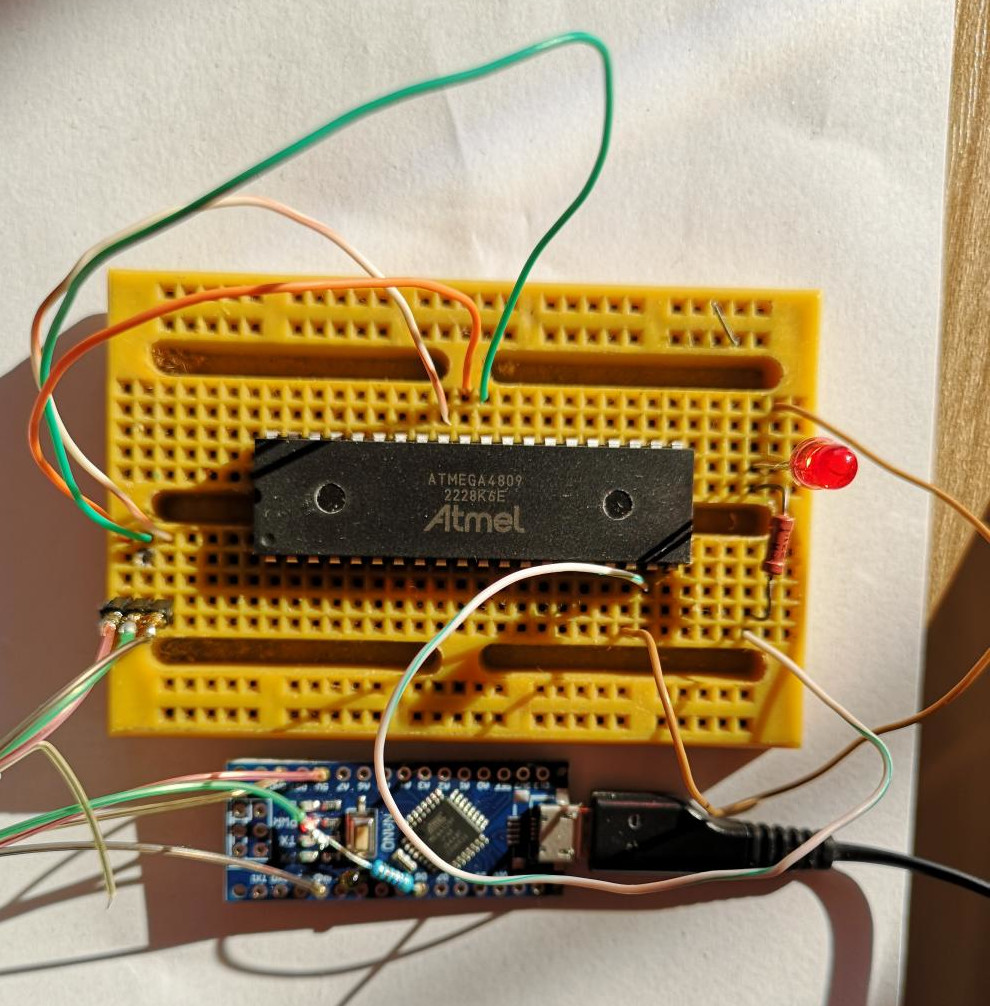 ATmega4809 blink LED, UPDI programmer in action